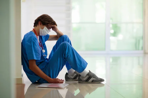 Exhausted Tired Doctor Nurse Virus Outbreak Coronavirus Pandemic Clinic Hospital — Stock Photo, Image