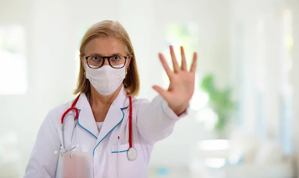 Médecin Infirmière Avec Stéthoscope Masque Facial Spécialiste Médical Pendant Épidémie — Photo