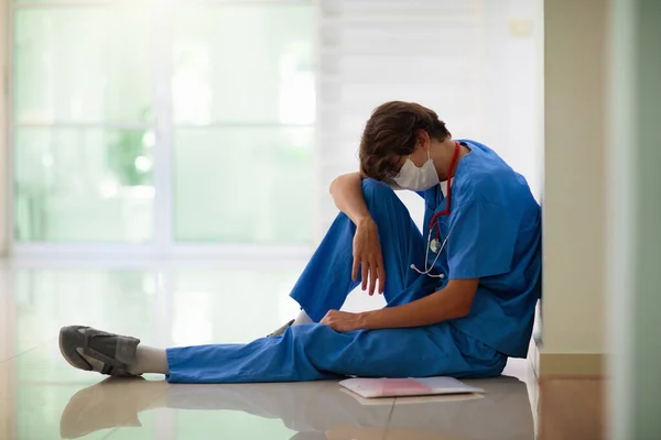 Εξαντλημένος Κουρασμένος Γιατρός Νοσοκόμα Έγκλημα Ιού Πανδημία Του Κορωναϊού Κλινική — Φωτογραφία Αρχείου