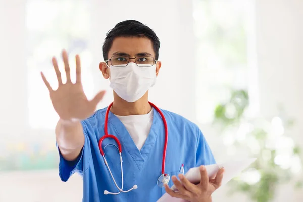Médecin Infirmière Asiatique Avec Stéthoscope Masque Facial Spécialiste Médical Pendant — Photo