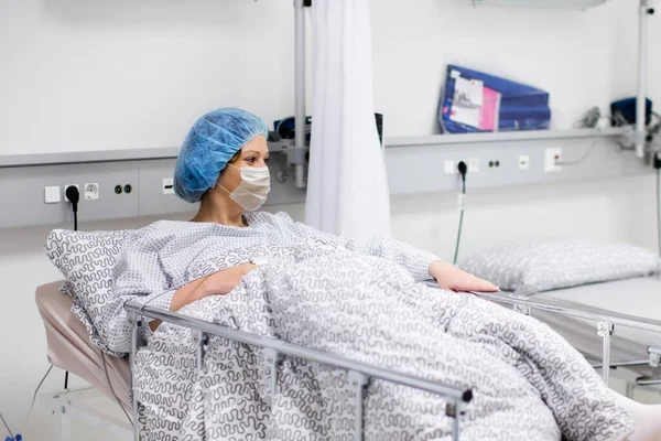 病人在医院里病毒爆发 年轻女人戴着口罩在诊所病房里从考拉韦病中恢复过来 病人手术后 科罗纳病毒或流感病毒检疫 — 图库照片