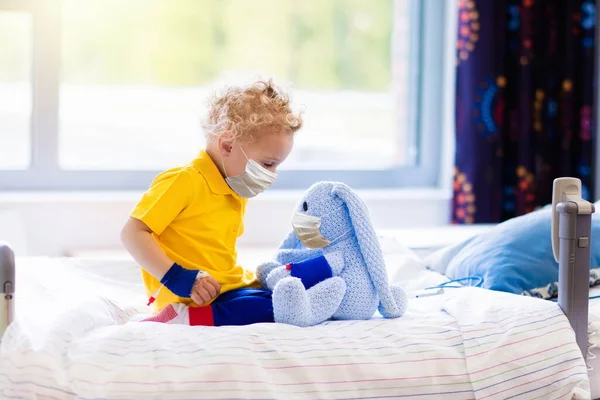 Hastane Odasında Oyuncağıyla Maske Takan Küçük Bir Çocuk Damar Yolu — Stok fotoğraf