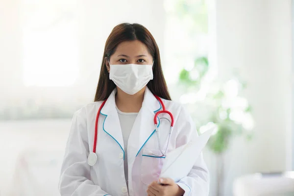 Médico Asiático Enfermeiro Com Estetoscópio Máscara Facial Médico Especialista Durante — Fotografia de Stock