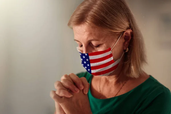 Pray Xxx Woman Face Mask Praying Senior Patient Hospital Chapel — Stock Photo, Image