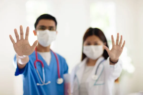 Médico Asiático Enfermeiro Com Estetoscópio Máscara Facial Médico Especialista Durante — Fotografia de Stock