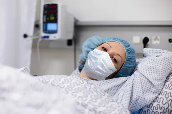 病人在医院里病毒爆发 年轻女人戴着口罩在诊所病房里从考拉韦病中恢复过来 病人手术后 科罗纳病毒或流感病毒检疫 — 图库照片