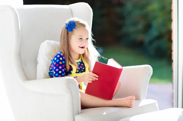 Livro Leitura Infantil Crianças Lêem Livros Uma Menina Fazer Trabalhos — Fotografia de Stock