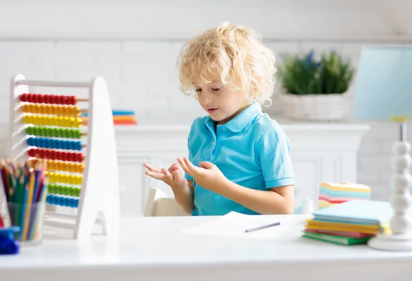 Niño Haciendo Deberes Casa Niño Pequeño Con Ábaco Colorido Madera — Foto de Stock