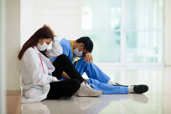 Exhausto Médico Asiático Cansado Enfermera Brote Virus Asia Pandemia Coronavirus —  Fotos de Stock