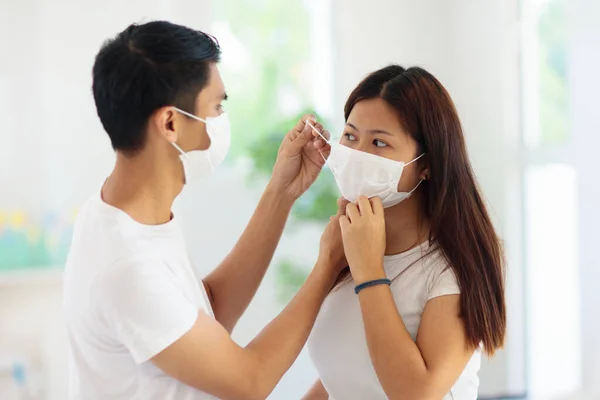 Jeune Couple Asiatique Masque Facial Pendant Épidémie Virus Pandémie Coronavirus — Photo