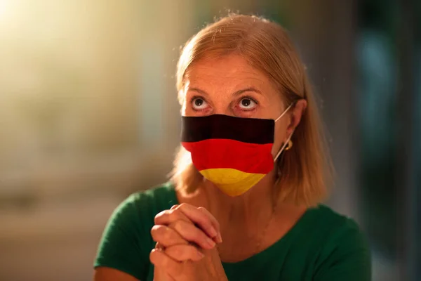 Almanya Için Dua Yüzü Maskeli Alman Kadın Dua Ediyor Coronavirus — Stok fotoğraf
