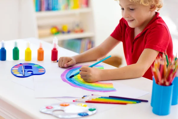 孩子们画画 孩子们在阳光普照的白色书房作画 小男孩画彩虹 小学生在做艺术作业 儿童的艺术和手工艺 画在孩子的手上 有创意的小艺术家 — 图库照片