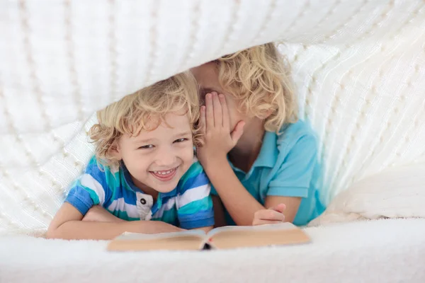 Criança Leitura Livro Cama Sob Cobertor Malha Dois Irmãos Brincar — Fotografia de Stock