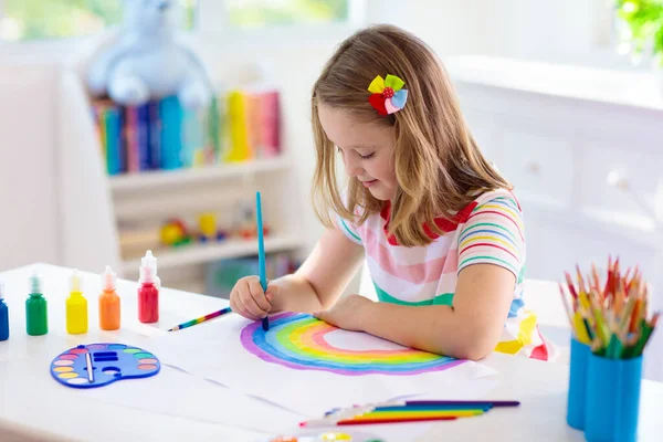 Kinderen Schilderen Kinderschilderij Witte Zonnige Studeerkamer Een Meisje Dat Regenboog — Stockfoto