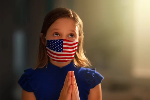 Молитесь Америку Ребенок Маске Молящийся Сша Маленькая Американская Девочка Больничной — стоковое фото
