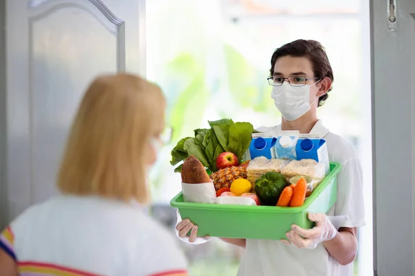 Dostawa Żywności Podczas Epidemii Wirusa Korony Kurier Noszący Maskę Twarzy — Zdjęcie stockowe