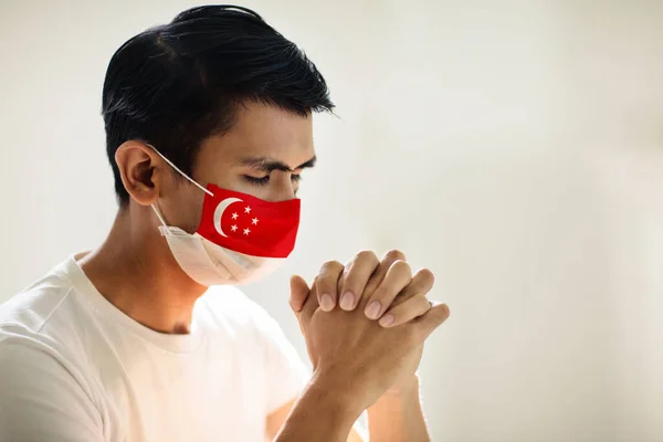 Bid Voor Singapore Aziatische Man Met Gezichtsmasker Biddend Patiënt Ziekenhuis — Stockfoto