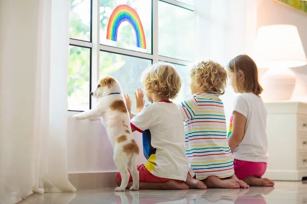 Cuarentena Por Coronavirus Quédate Casa Niños Sentados Ventana Niños Dibujando — Foto de Stock