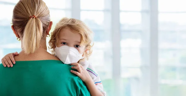 Famille Avec Enfants Masque Facial Dans Centre Commercial Aéroport Mère — Photo