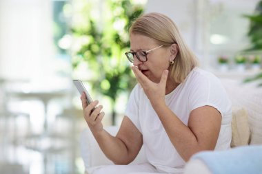 Maskeli hasta kadın doktoru arıyor. Online görüntülü konuşma ve hastane sağlık personeliyle konferans görüşmesi. Yaşlı hasta öksürüyor. Coronavirüs salgını. Covid-19 salgını. Telefon danışmanlığı.