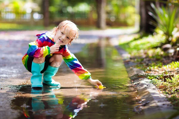 Hij Speelt Regen Het Herfstpark Kind Springt Modderpoel Regenachtige Herfstdag — Stockfoto