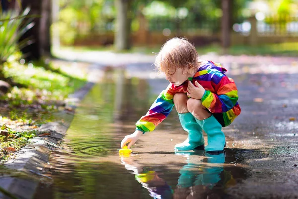 Hij Speelt Regen Het Herfstpark Kind Springt Modderpoel Regenachtige Herfstdag — Stockfoto