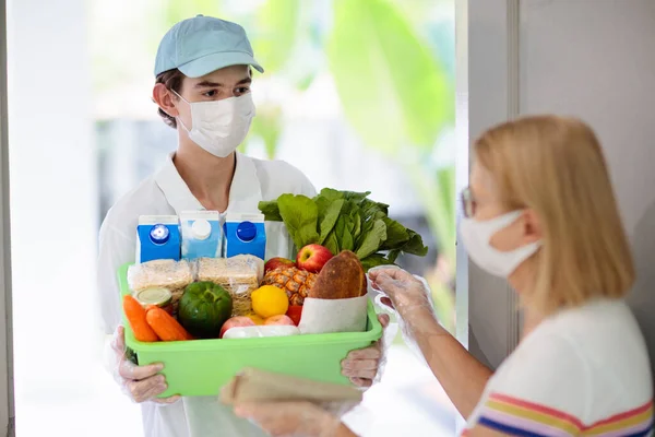 Dostawa Żywności Podczas Epidemii Wirusa Korony Kurier Noszący Maskę Twarzy — Zdjęcie stockowe