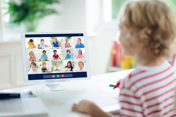 Çevrimiçi Uzaktan Öğrenme Bilgisayarlı Okul Çocukları Öğretmen Sınıf Grubuyla Görüntülü — Stok fotoğraf