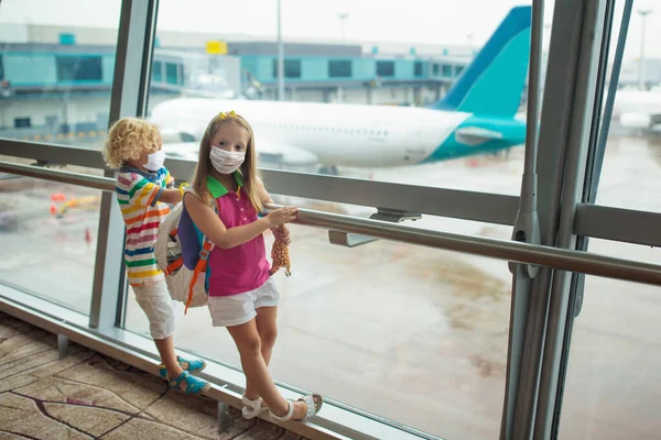 Kinderen Het Vliegveld Met Gezichtsmasker Kinderen Kijken Naar Het Vliegtuig — Stockfoto