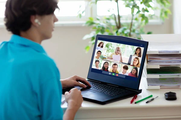 Fjärrundervisning Online Gymnasiebarn Med Dator Som Har Videokonferens Chatt Med — Stockfoto
