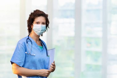 Steteskop ve yüz maskesi olan bir doktor ya da hemşire. Coronavirüs salgını sırasında tıp uzmanıydım. Virüs salgını. Hastane ve klinik personeli. Hastalık önleme ve koruma. Sağlık bakımı uzmanı.