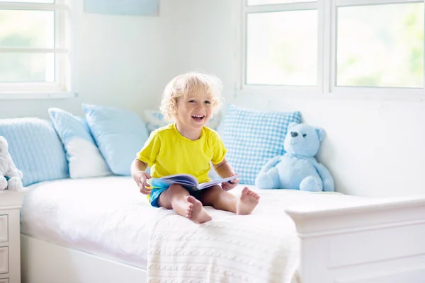 Niño Jugando Cama Dormitorio Blanco Soleado Con Ventana Habitación Para —  Fotos de Stock