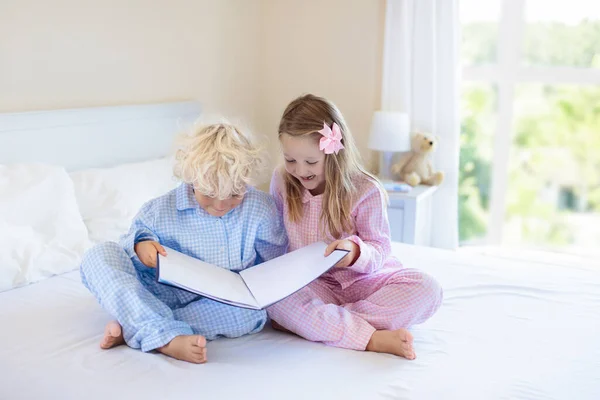 Crianças Brincando Cama Dos Pais Crianças Acordam Quarto Branco Ensolarado — Fotografia de Stock