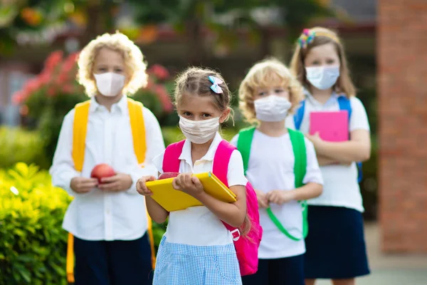 Niño Edad Escolar Que Usa Mascarilla Facial Durante Virus Corona —  Fotos de Stock