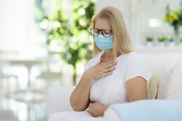 Sjuk Kvinna Ansiktsmask Jag Ska Hosta Upp Patient Ett Utbrott — Stockfoto