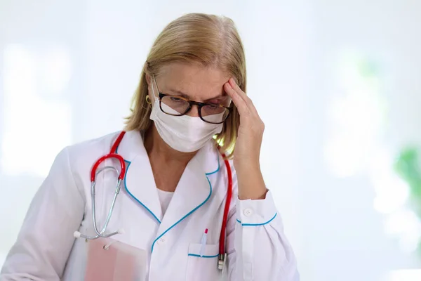 Doctora Enfermera Cansada Brote Virus Pandemia Coronavirus Clínica Cosas Médicas —  Fotos de Stock