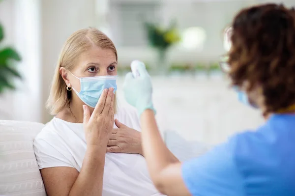 Médico Examinando Paciente Enfermo Con Máscara Facial Mujer Enferma Clínica —  Fotos de Stock