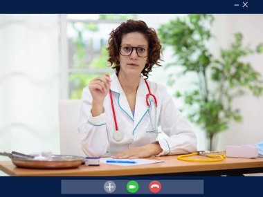 Karantina sırasında doktorla görüntülü konuşma. Hastane personeli koronavirüs salgınında online danışmanlık yapıyor. Bilgisayarla veya cep telefonuyla konferans görüşmesi. Hastanın ev tedavisi.