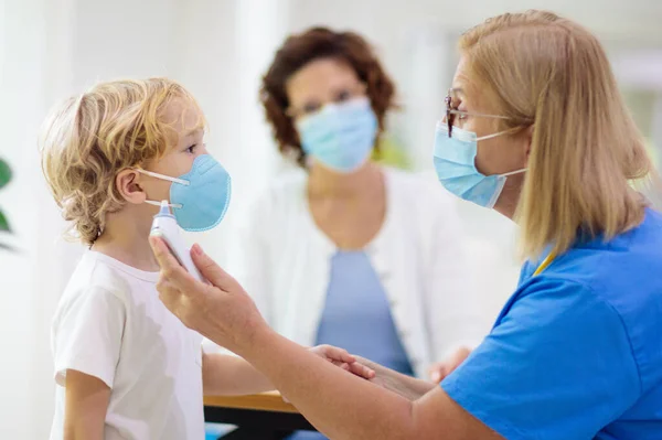 Gyermekorvos Vizsgálja Beteg Gyermek Arcmaszkban Beteg Fiú Egészségügyi Klinikán Vizsgálatra — Stock Fotó