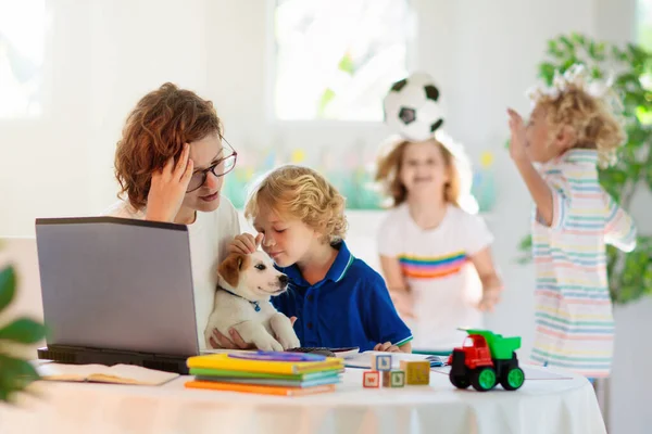 Madre Trabajando Desde Casa Con Niños Educación Hogar Oficina Hogar —  Fotos de Stock