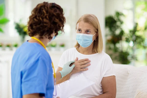 Läkare Undersöker Sjuka Patienter Ansiktsmask Kvinna Hälsokliniken För Test Och — Stockfoto