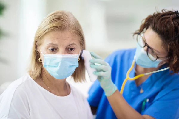 Dokter Onderzoekt Zieke Patiënt Met Gezichtsmasker Ill Vrouw Kliniek Voor — Stockfoto