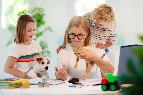 Madre Trabajando Desde Casa Con Niños Educación Hogar Oficina Hogar — Foto de Stock