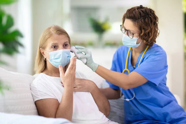 Médico Examinando Paciente Enfermo Con Máscara Facial Mujer Enferma Clínica —  Fotos de Stock