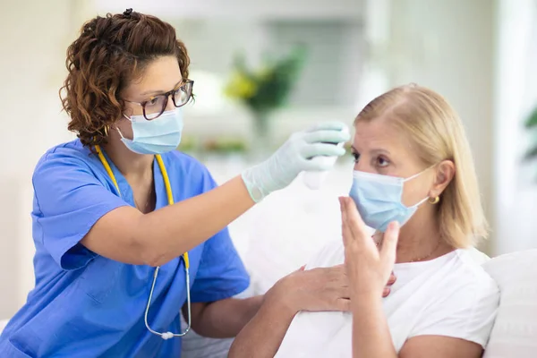Médico Examinando Paciente Enfermo Con Máscara Facial Mujer Enferma Clínica —  Fotos de Stock