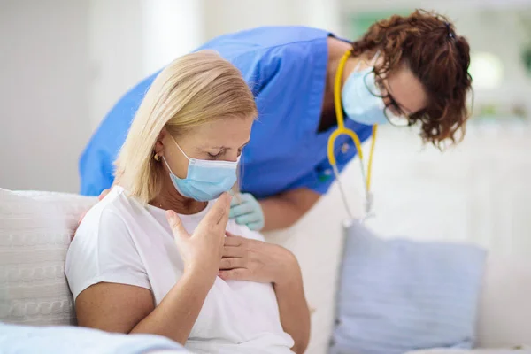 Médico Examinando Paciente Enfermo Con Máscara Facial Mujer Enferma Clínica —  Fotos de Stock