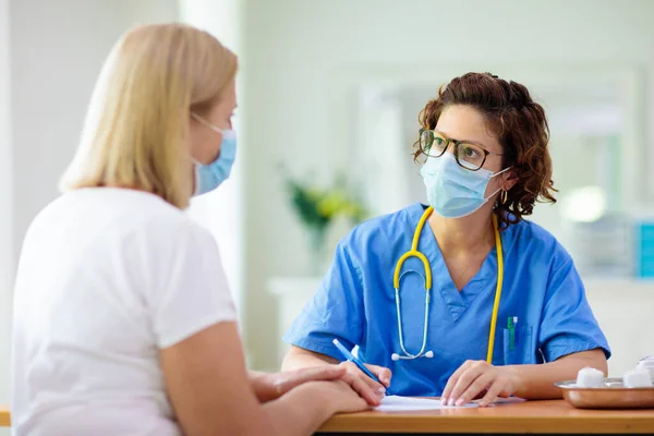 Médico Examinando Paciente Doente Máscara Facial Ill Mulher Clínica Saúde — Fotografia de Stock