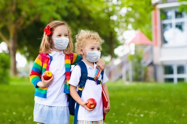 Skolebarn Med Ansiktsmaske Coronavirus Influensautbrudd Gutt Jente Går Tilbake Til – stockfoto