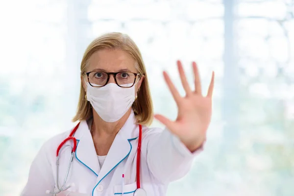 Médico Enfermeiro Com Estetoscópio Máscara Facial Especialista Médico Durante Surto — Fotografia de Stock