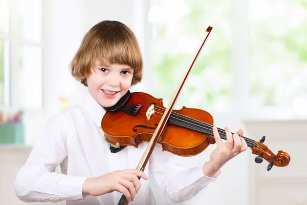 拉小提琴的孩子从家里远程学习 孩子们的艺术一个拿着乐器的小男孩视频聊天会议课 在线音乐教学 富有创造力的孩子们会唱歌 传统教育 — 图库照片